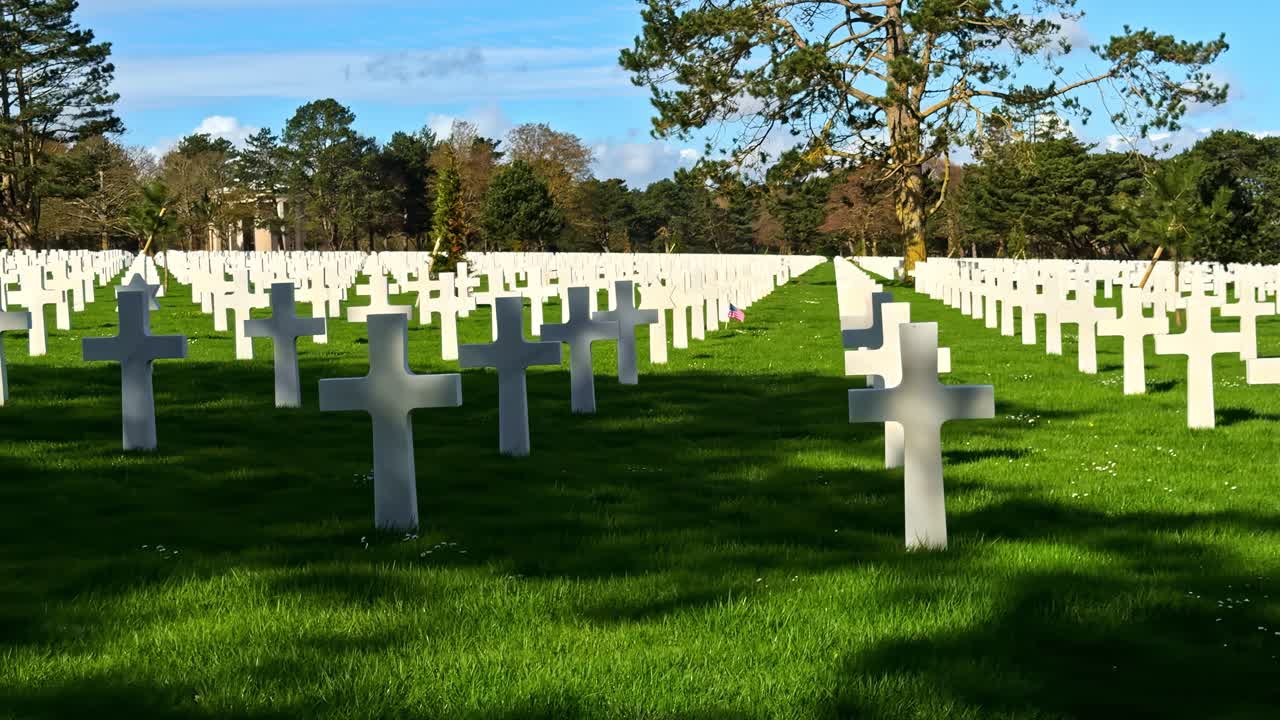 Croci di cimitero militare americano in Normandia, Francia, in onore dei soldati caduti