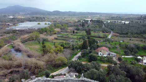 Fantástica-Vista-Aérea-Vuelo-Hundiéndose-Lentamente-En-Imágenes-De-Drones-Ruinas-De-Una-Fortaleza-Bizantina-De-La-Naturaleza-Salvaje-Del-Siglo-XIII-Corfú-Grecia