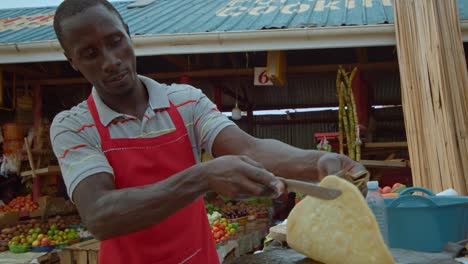 Africano-Vendiendo-Y-Cocinando-Chapati-En-Las-Calles-De-África.