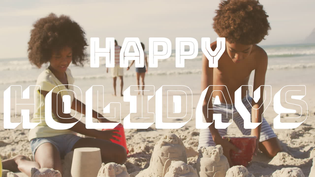 Animatie van de tekst 'prettige feestdagen' boven een vrolijke Afro-Amerikaanse familie die speelt op een zonnig strand.