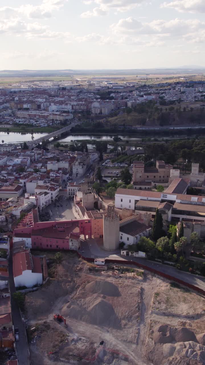 Ripresa aerea verticale in orbita attorno all'antica cittadella moresca di Badajoz, che mette in mostra l'architettura della fortezza e il vasto paesaggio urbano sullo sfondo