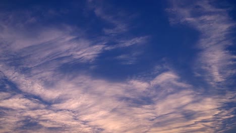 las nubes se mueven rápido. lapso de tiempo