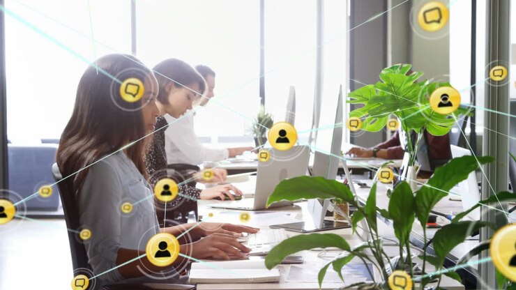 Animazione di una rete di icone digitali su un team eterogeneo di colleghi che lavora in ufficio