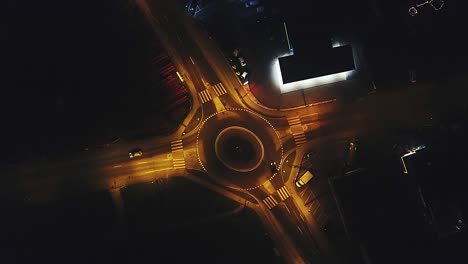 suiza. el cruce de la carretera redonda por la noche. vista superior.