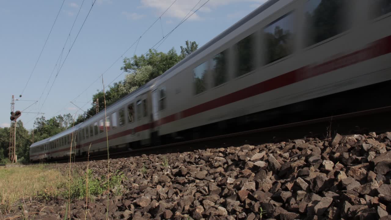 el tren pasa una línea ferroviaria alemana en günzburg