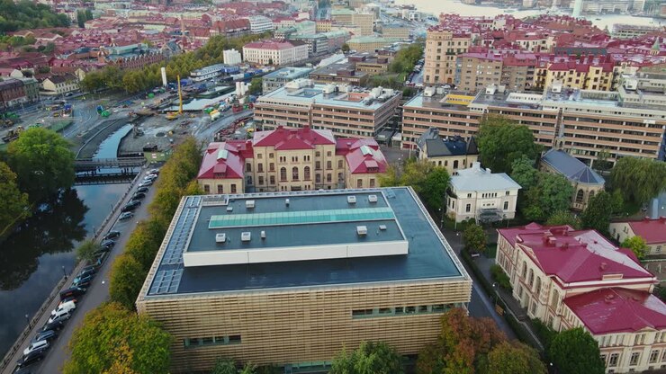 Veduta aerea di edifici lungo Lilla Bommen-Rosenlund a Göteborg, Svezia, ripresa con drone