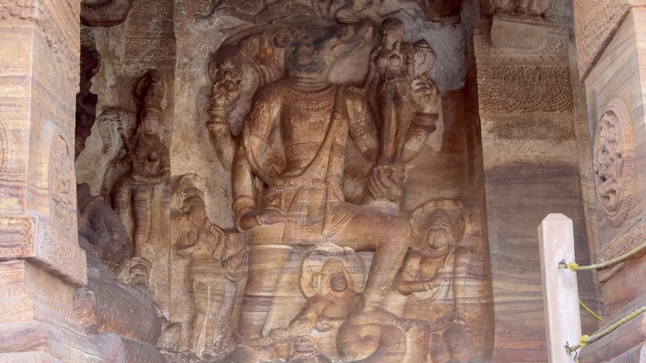 Varaha, avatar di Vishnu che salva Bhudevi, trasportandola delicatamente su un loto mentre lei appoggia la mano sul suo volto con fede. Sheshnaag scolpito sotto. Grotte di Badami del Karnataka, risalenti a 1300 anni fa