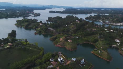 Hermoso-Paisaje-Colombiano-De-Los-Ríos-De-La-Ciudad-De-Guatape,-Aéreo