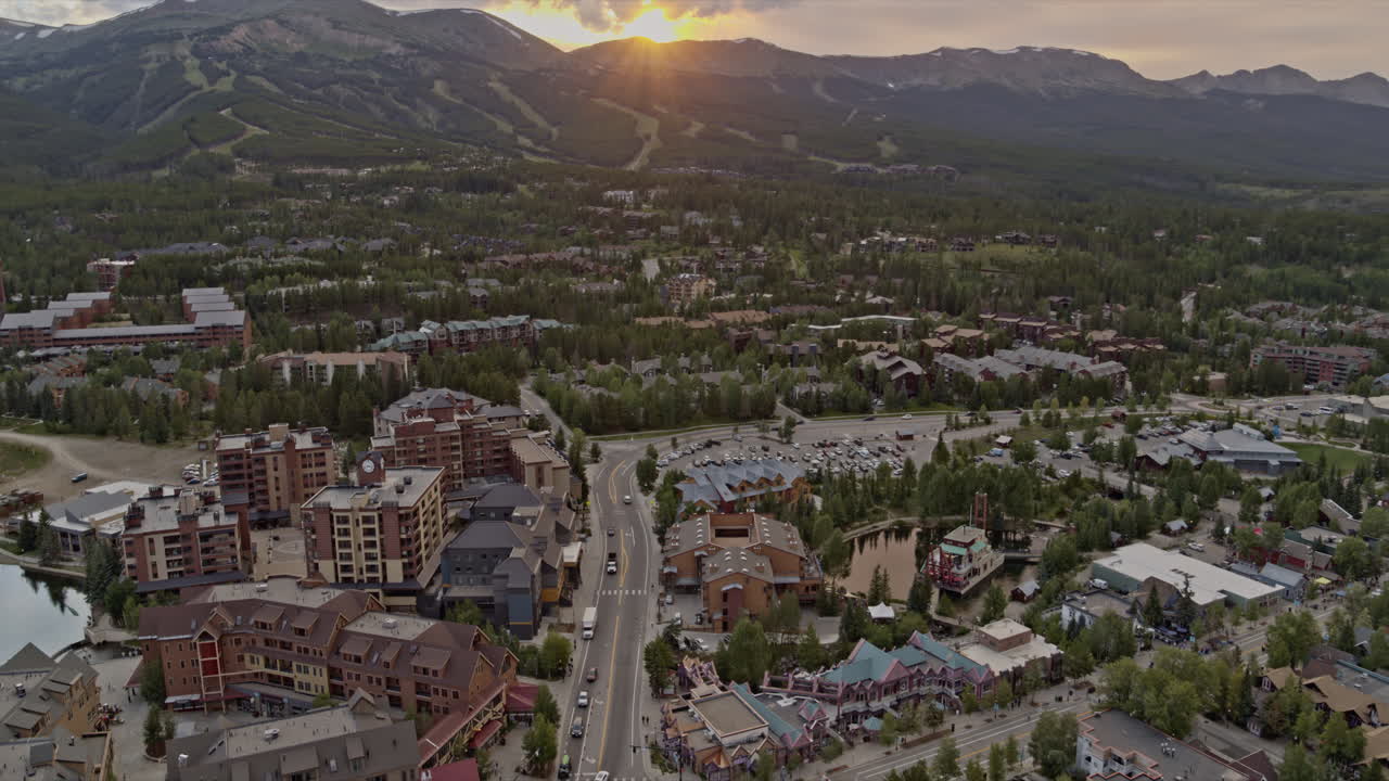 breckenridge colorado 공중 v3 산 뒤의 영광스러운 일몰과 함께 마을의 아름다운 버드아이 뷰 - dji 인스파이어 2, x7, 6k - 2020년 8월