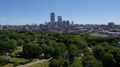 Luftaufnahme-Der-Skyline-Von-Boston-Im-Sommer-Mit-Blauem-Himmel-Und-Kleinem-Bach-Im-Vordergrund