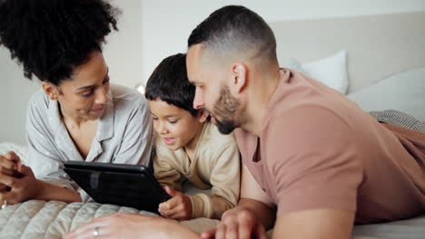 tableta, relajarse y la familia en la cama red