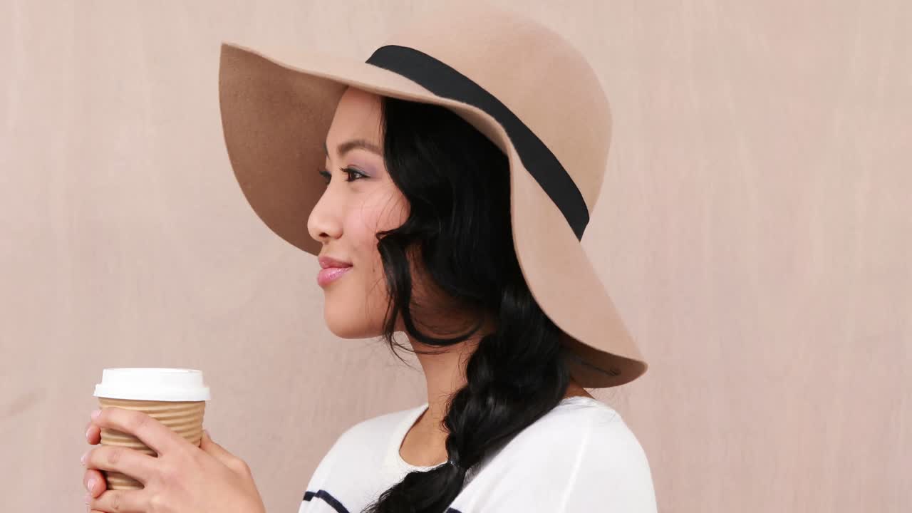 커피를 가지고 가는 아시아  ⁇ 스터