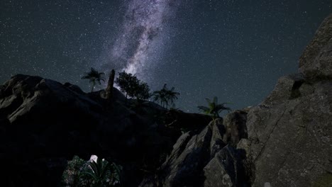 la galaxia de la vía láctea sobre las paredes del cañón de piedra arenisca