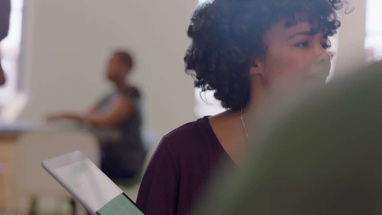 mujer de negocios creativa que se reúne con un equipo corporativo que presenta ideas de proyectos de desarrollo utilizando tecnología de computadoras tablet en la oficina estrategia de intercambio de salas de juntas