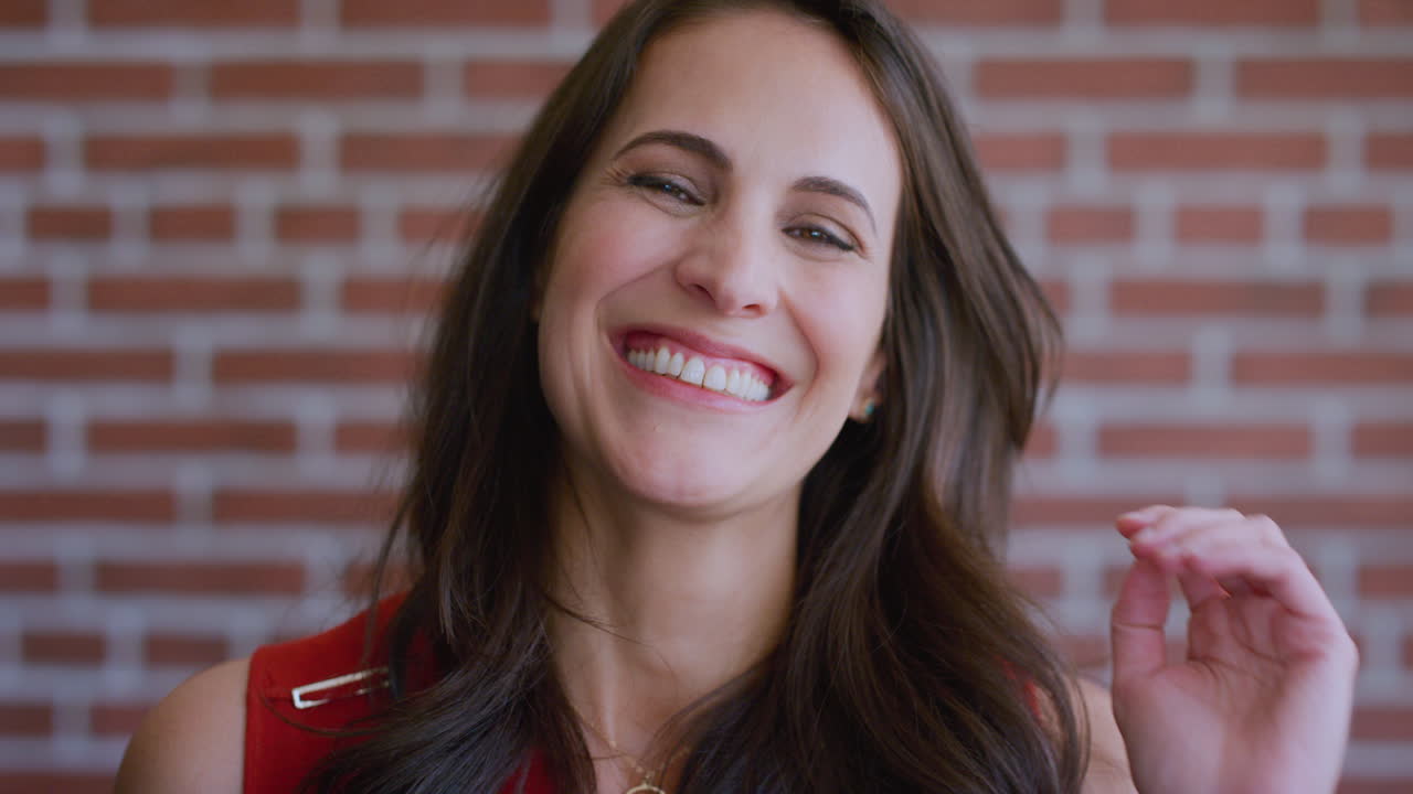 éxito, liderazgo y rostro de la mujer en ladrillo