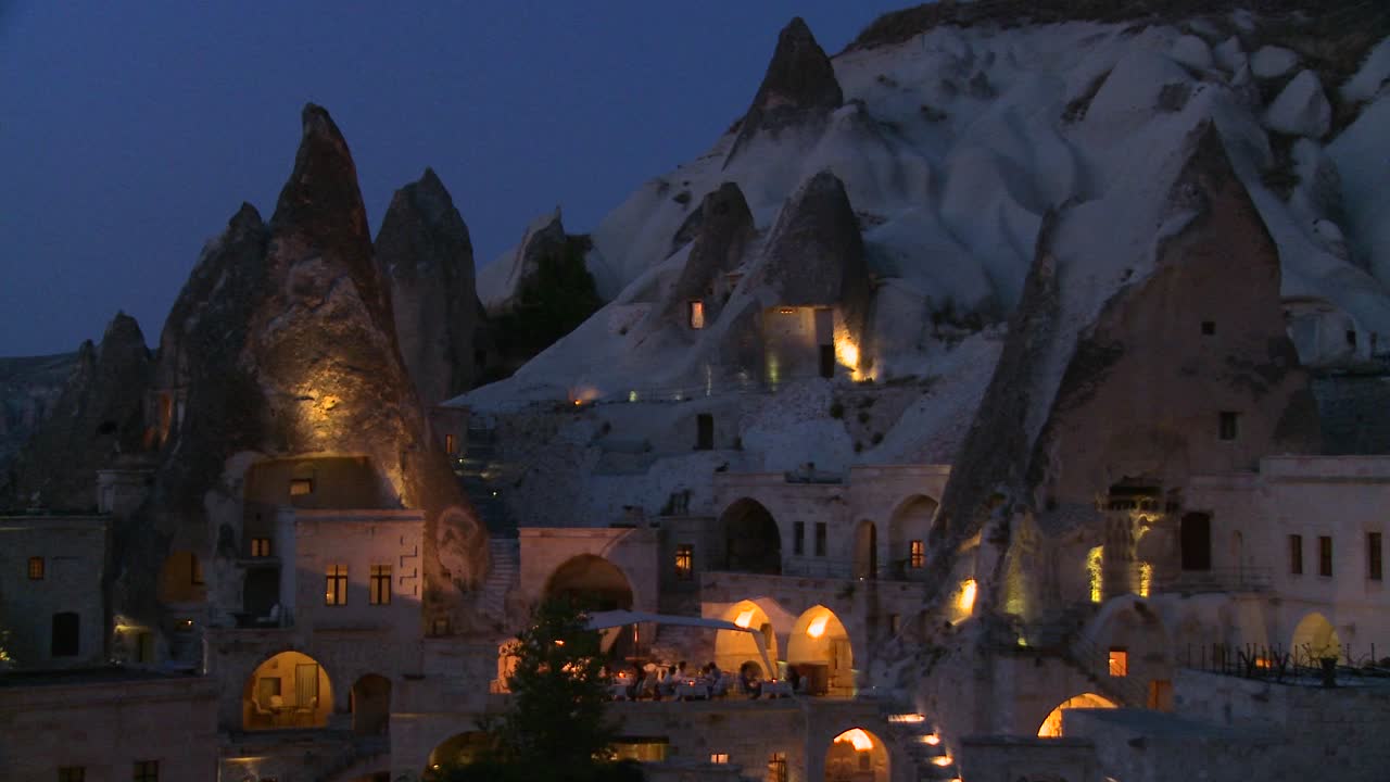 칠면조 카파도키아의 황혼이나 밤에 언덕에 지어진 이상한 주거