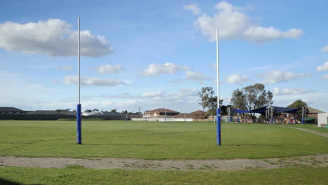 Detrás-De-Las-Porterías-De-Fútbol-De-La-Afl-En-Los-Terrenos-De-Una-Escuela-Suburbana,-Inclínate-Hacia-Arriba