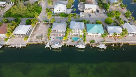 Reihe-Von-Häusern-Am-Wasser-In-Den-Florida-Keys