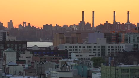 Una-Vista-Del-Atardecer-A-Través-Del-Horizonte-De-Brooklyn-Y-Queens-En-La-Ciudad-De-Nueva-York