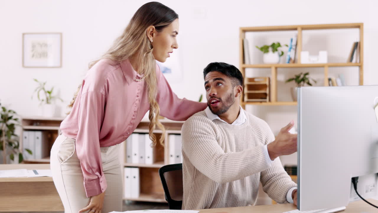 personas molestas, cómodas y de negocios en una computadora