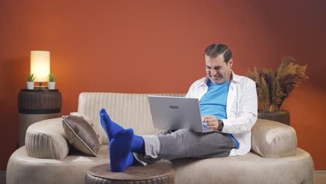 hombre enviando correo equivocado en la computadora portátil. no puedo obtener correo de vuelta.