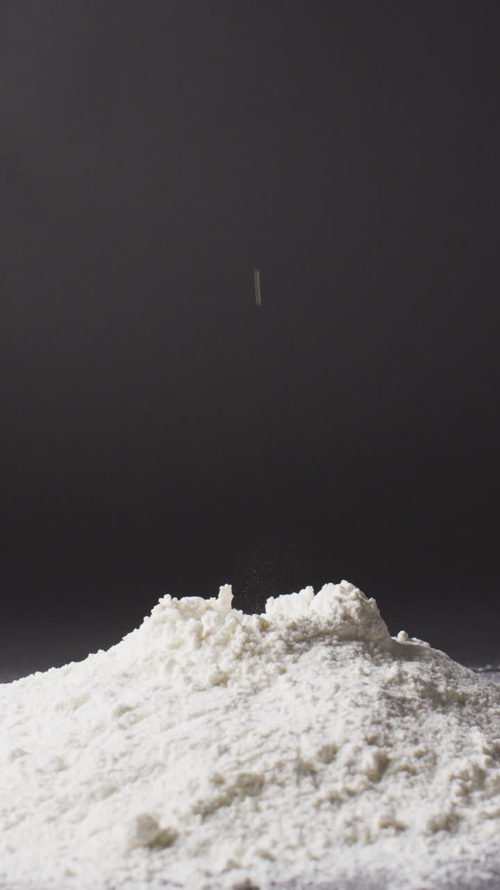 달 과 밀가루 의 클로즈업 의 수직 비디오