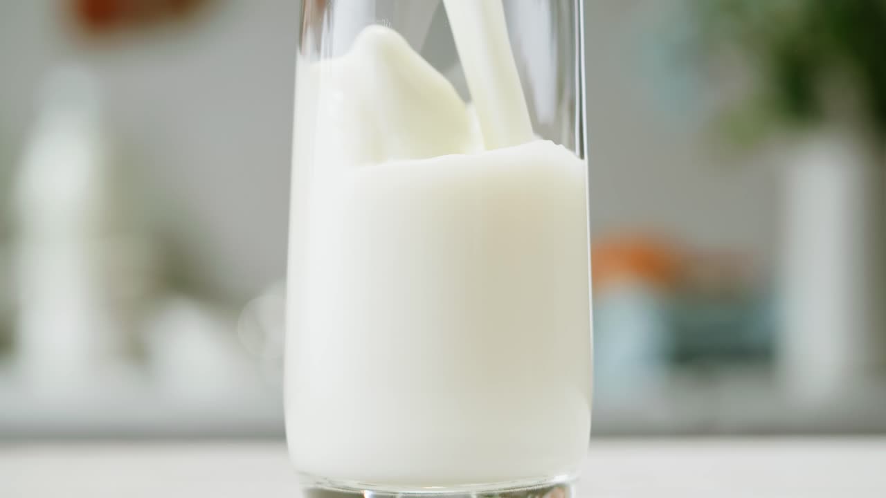 vertiendo leche en un vaso