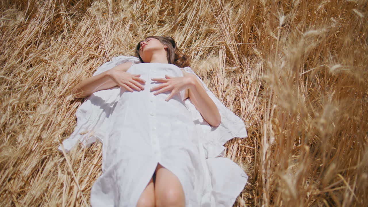 평온한 여인이 휴식을 취하고, 빛이 니를 고, 자연, 을 고 있는 시골 여성.