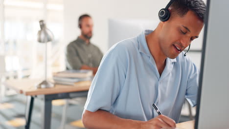 hombre, consultor y centro de llamadas escribiendo notas