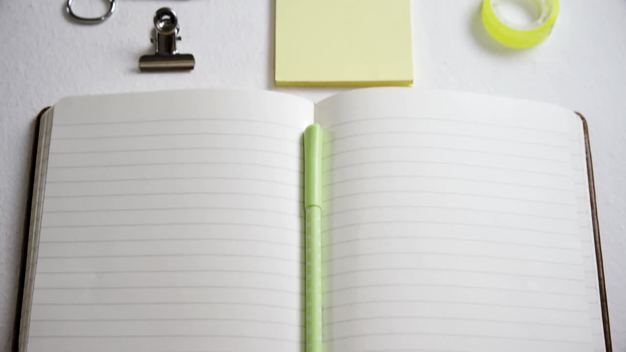 ⁇ 색 배경 4k에 다양한 서류