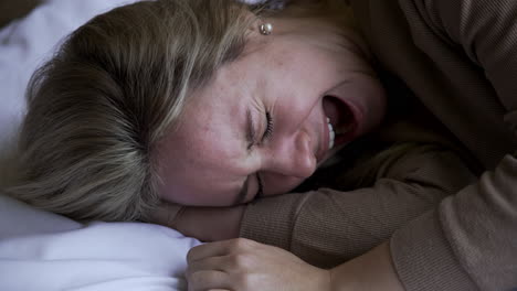 Mujer-Joven,-Acostado,-En-La-Cama