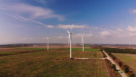 Toma-Aérea-De-Generadores-De-Viento-En-Funcionamiento-En-Un-Amplio-Campo-Verde---Kaliakra,-Bulgaria