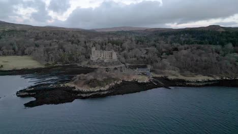 Castillo-De-Dunvegan-En-La-Isla-De-Skye,-Rodeado-De-Bosques-Y-Agua,-Vista-Aérea