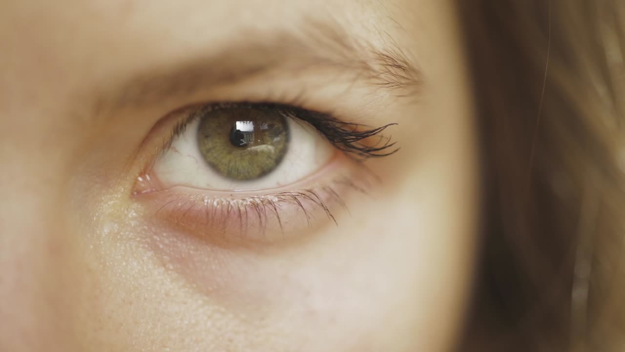 휴식을 취하기 위해 닫는 소녀의 피곤한 왼쪽 눈 - 극단적인 클로즈업