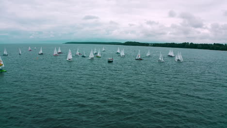 Vista-Panorámica-De-Los-Barcos-Que-Compiten-En-Regatas-En-Las-Aguas-Profundas-Del-Mar.