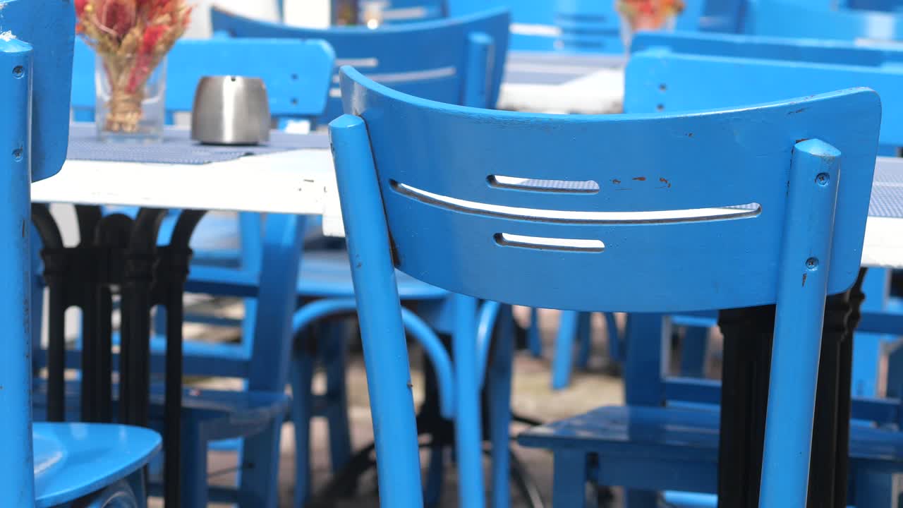 야외 카페에서 파란 의자