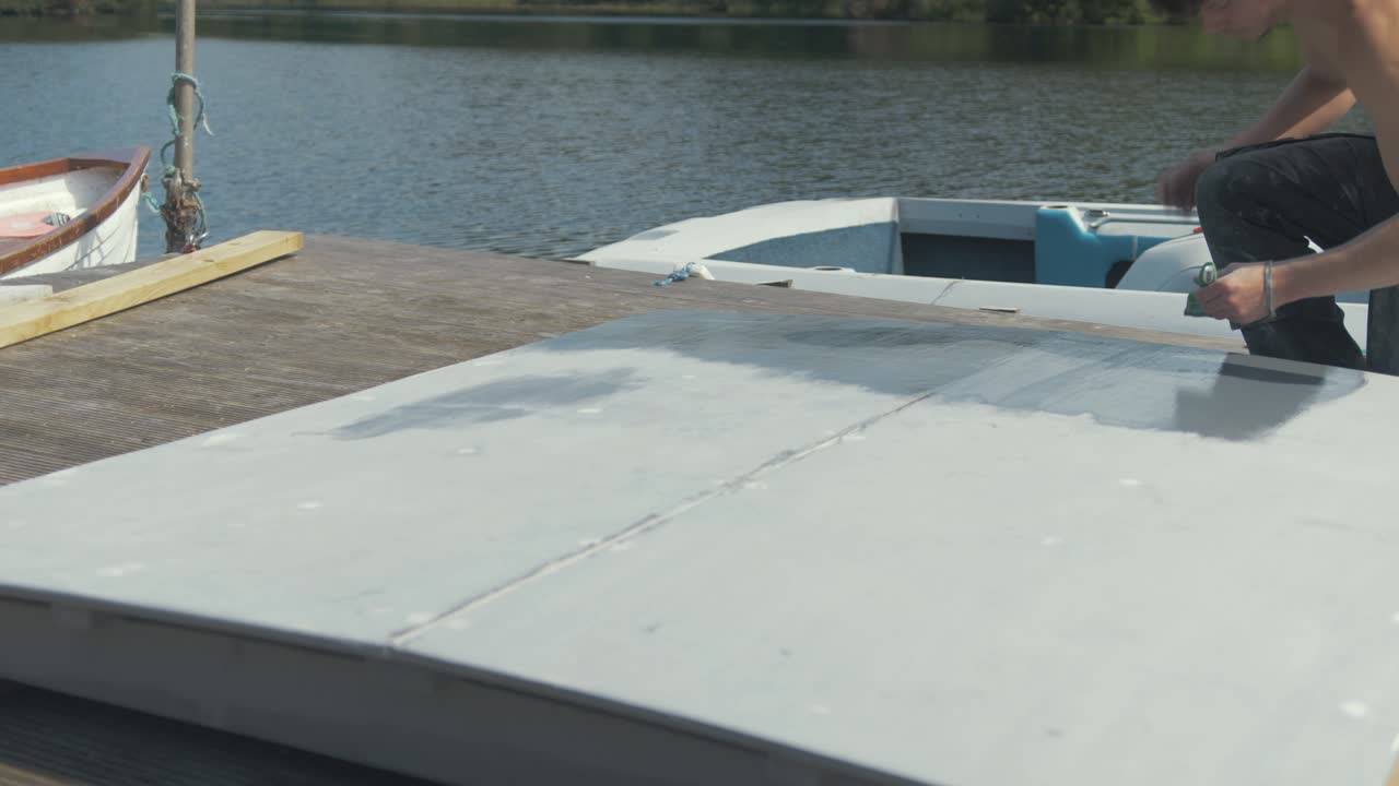 topless joven pintura capa de capa interior exterior en la cubierta del motor de madera contrachapada