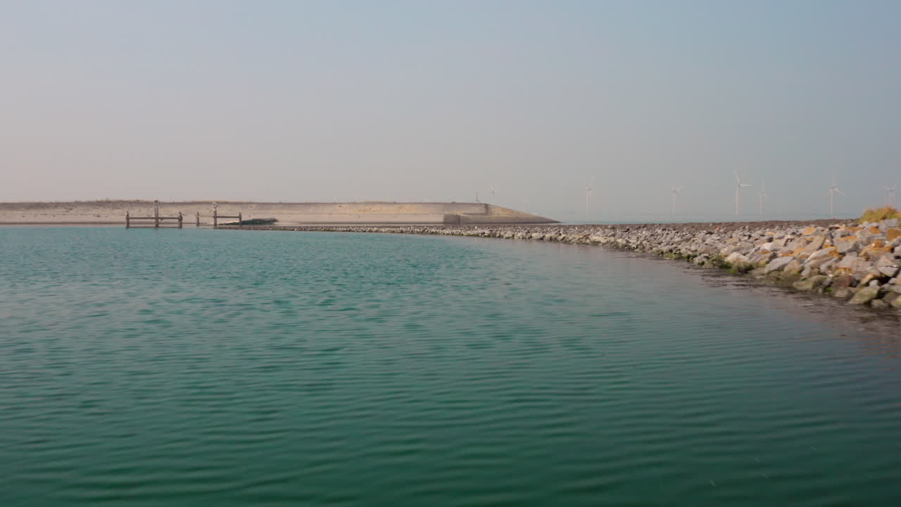 항공: 흐릿한 봄날의 항구 및 휴양 공원