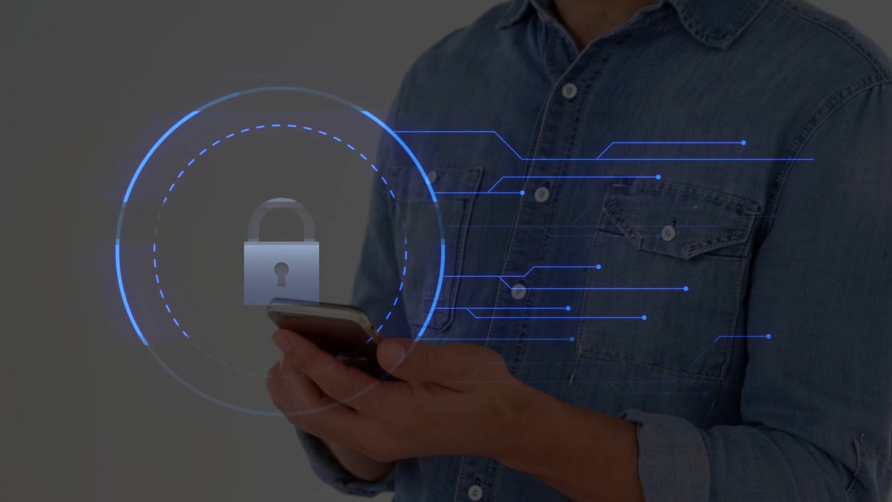 Uomo che tocca lo smartphone in uno studio grigio, con un HUD che circonda il telefono e il petto, mostrando un lucchetto di sicurezza