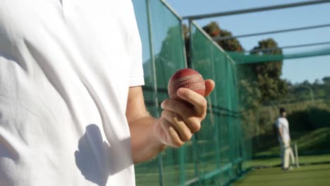 Cricketspieler-Hält-Ball-Während-Einer-Trainingseinheit