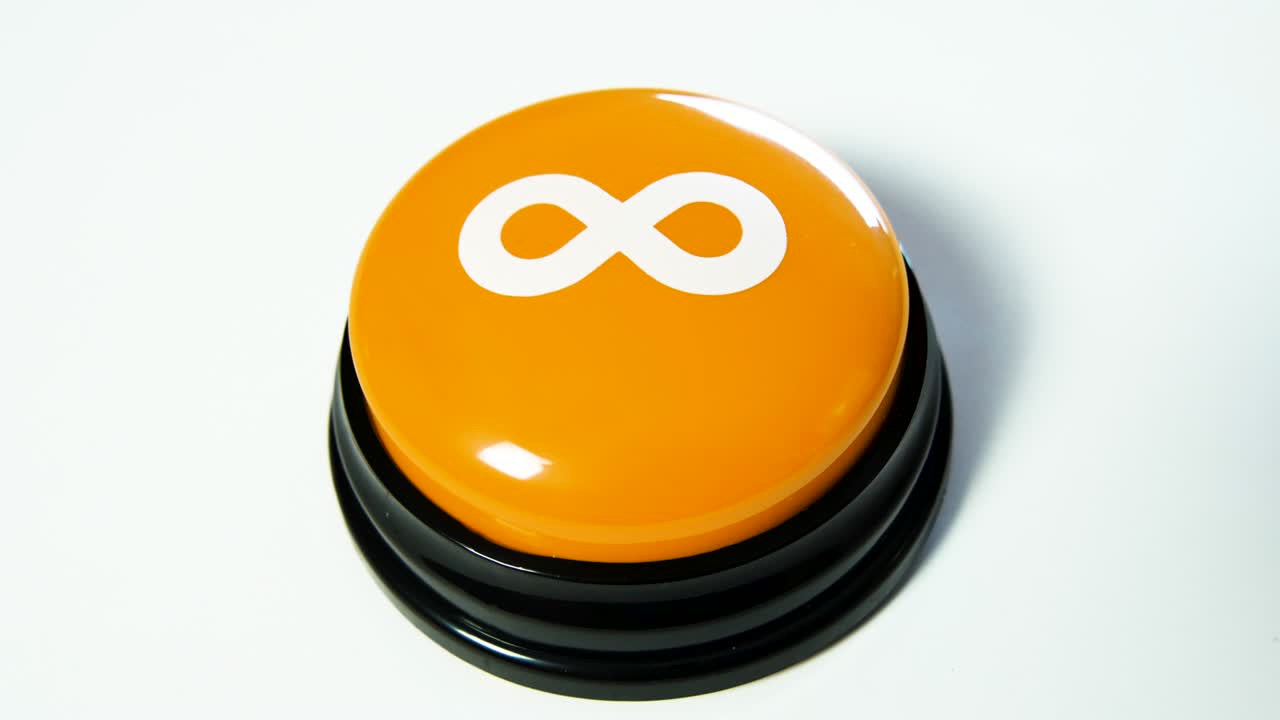 mujer presionando un botón brillante con símbolo de infinito en fondo blanco. símbolo matemático que representa un número infinitamente grande. concepto de obtener algo gratis para siempre. lemniscate. sin límite