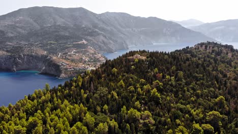 Panorama-Der-Burg-Assos-Auf-Dem-Hügel-Und-Dem-Ländlichen-Dorf-Asos-In-Kephalonia,-Griechenland