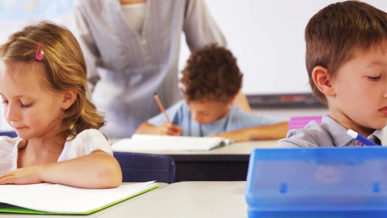 los niños están escribiendo en el cuaderno