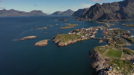 henningsvaer lofoten es un archipiélago en el condado de nordland, noruega.