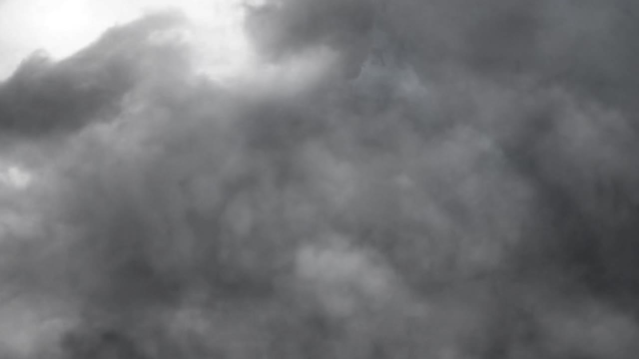 어두운 회색 구름은 번개 타격으로 가득 차 있습니다.