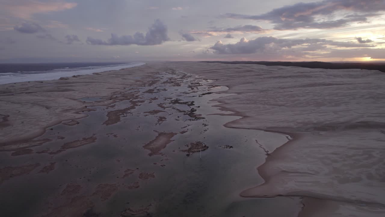 vista panorámica de la playa de dunas de arena de stockton durante la puesta de sol cerca del río hunter en nueva gales del sur, australia