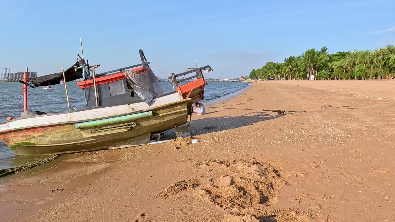한 배 가 모래 해변 에 앉아 있다