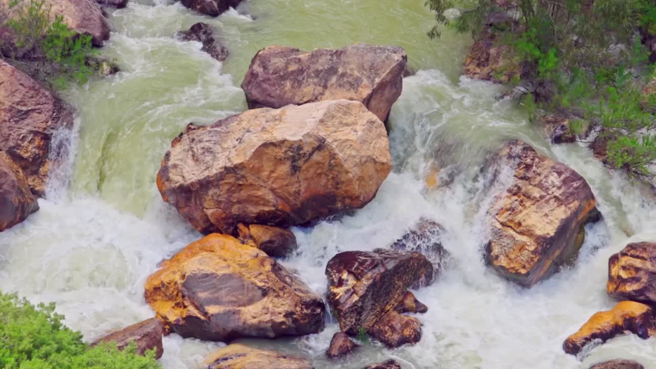 rocas y río en caminito del rey, al sur de españa