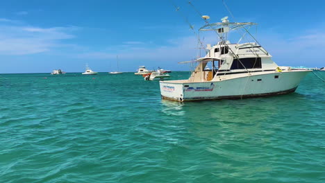 Fischerboote-Auf-Dem-Kristallblauen-Wasser-In-Der-Nähe-Von-Punta-Cana,-Dominikanische-Republik,-An-Einem-Schönen-Sonnigen-Tag-Mit-Blauem-Himmel