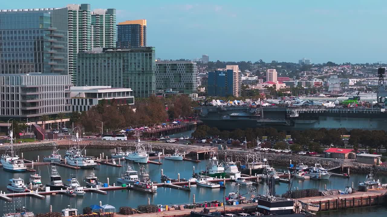 Vista sopraelevata diurna del lungomare del centro di San Diego, con il Museo USS Midway, il porto turistico di Tuna Harbor, barche da pesca e uno skyline moderno lungo l'Embarcadero in California, USA